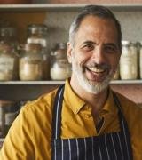 yotam ottolenghi in zijn keuken